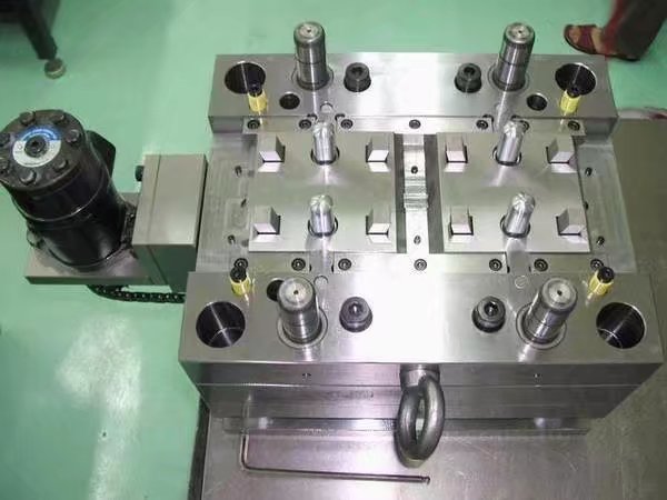 auto products injection mould and moulding